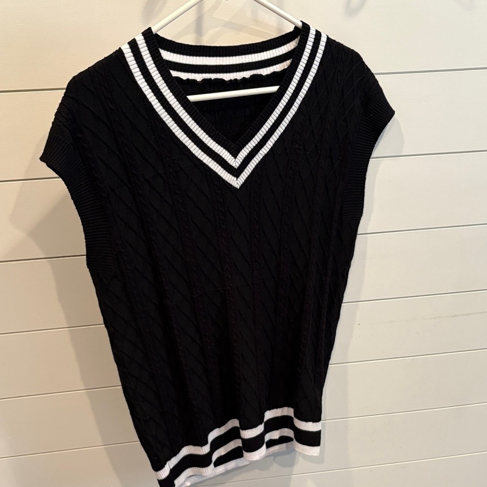 Black and White V-Neck Short Sleeve sweater top.